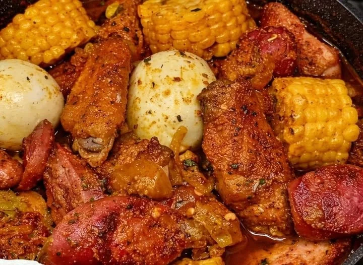 Deliciously spiced chicken wing boil ready to serve.