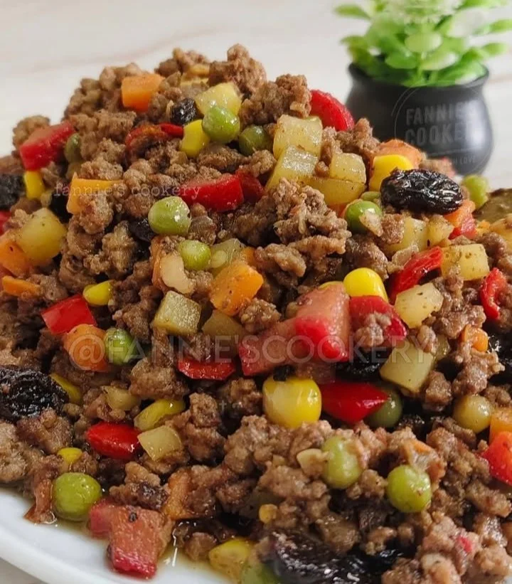 Meaning of MENUDILLO, translating to Little Dwarf in English.