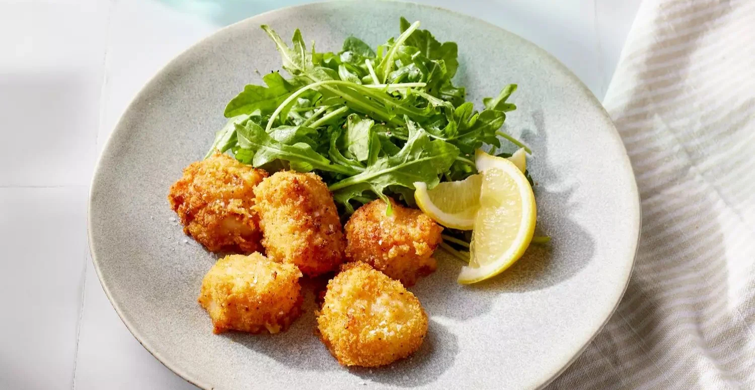 Crispy air fryer breaded sea scallops served with lemon wedges