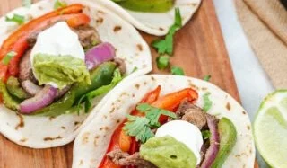 Delicious air fryer fajitas with chicken and vegetables served on a plate.